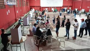 Veintiocho candidatos continúan en carrera en busca de 13 intendencias - Política - ABC Color