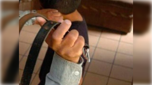 Abuela pilló que su nieto recibió cintarazos y denunció a la mamá
