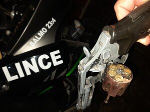 Diario HOY | Linces incautan revólver arrojado por presunto motochorro durante persecución
