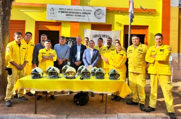Diario HOY | Entregan cascos de protección a bomberos de Arroyos y Esteros
