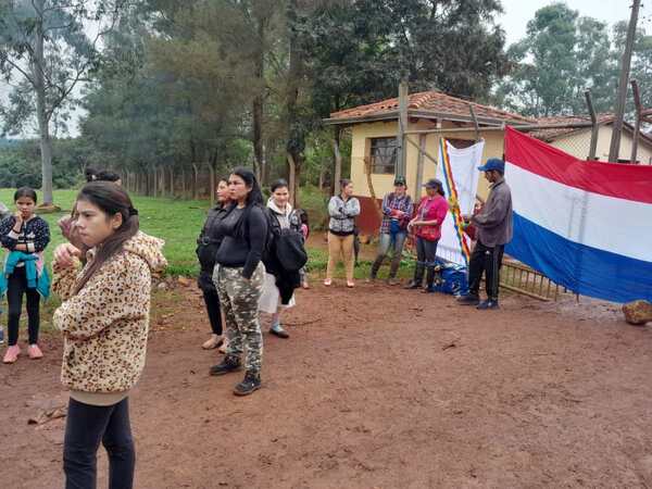 TRABAJADORES CIERRAN EL ACCESO AL VERTEDERO DE ENCARNACIÓN EXIGIENDO EL RECHAZO TOTAL A LA PRIVATIZACIÓN