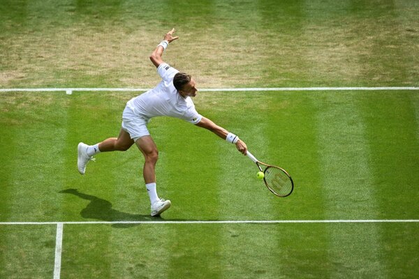 Versus / Insólito: Un tenista se mandó un "beer pong" en Wimbledon