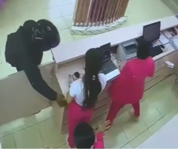 (Video). Solitario malandro ingresó armado a una boutique y se llevó toda la plata