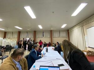 460 docentes participan en concurso público de oposición en Encarnación