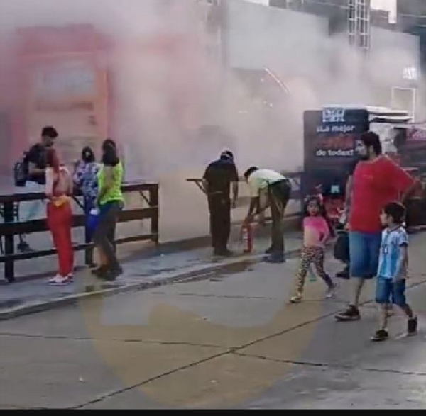 Oiko un incendio’i en un local de comidas ráṕidas de la Expo