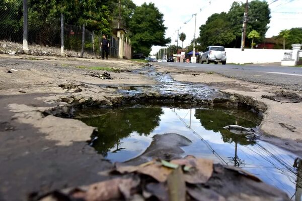 Lambaré: vecinos urgen reparar veredas y caños expuestos, sin respuesta de municipalidad ni de Essap - Nacionales - ABC Color