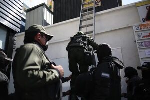 Activista española de 84 años trepa por una escalera de mano para retomar sede en Bolivia - Mundo - ABC Color