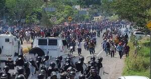 La Nación / México: liberan a policías retenidos en violenta manifestación
