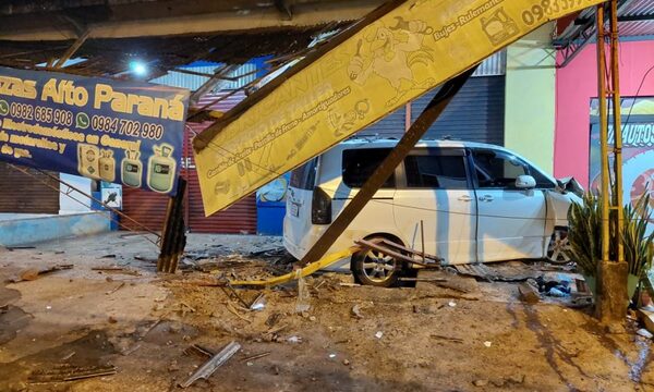 Borracho chocó local en CDE y golpeó a policía