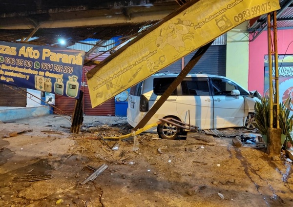 Conductor ebrio atropella local comercial y agrede a un efectivo policial