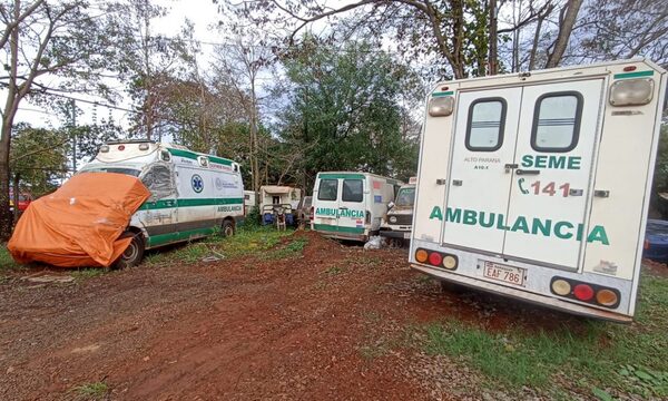 Ambulancias se pudren en el patio de la Décima Región Sanitaria