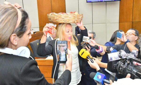 Diputada reparte chipa para que sus colegas no abandonen sesión por hambre