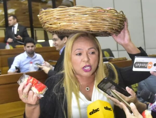 Video: con una canasta en la cabeza, diputada arroja chipas a sus colegas en el Congreso - Política - ABC Color