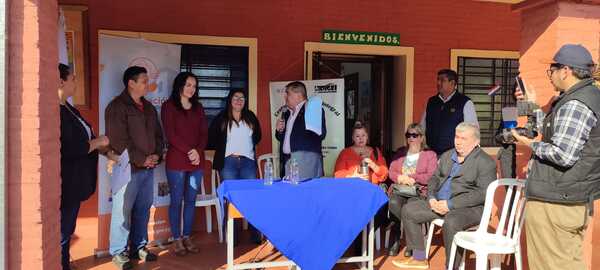 Municipio brinda apoyo económico a biblioteca, escuela y hogar de ancianos de Encarnación