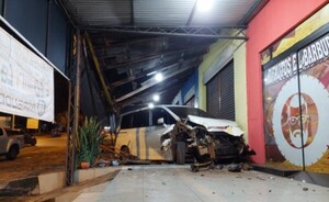 Conductor aparentemente ebrio chocó y agredió a policía