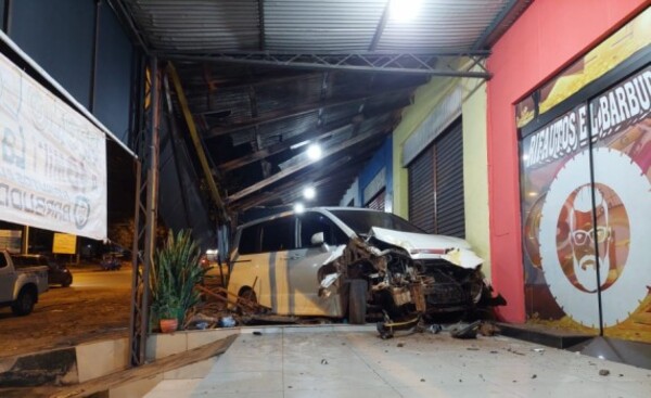 Conductor aparentemente ebrio chocó y agredió a policía