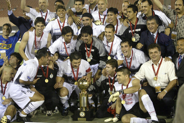 Versus / A 20 años del último título internacional del Olimpia