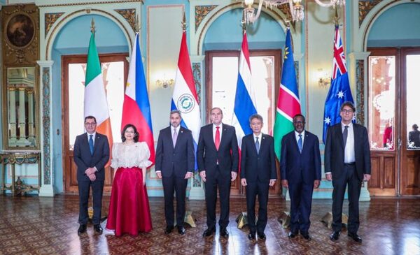 Abdo recibió cartas credenciales de cinco embajadores concurrentes ante el Gobierno - El Trueno