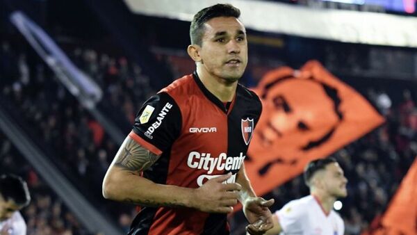 Gustavo Velázquez anota en la victoria de Newell's