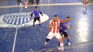 Versus / Tras un codazo brutal, suspenden por 10 años a jugador de futsal en la Argentina