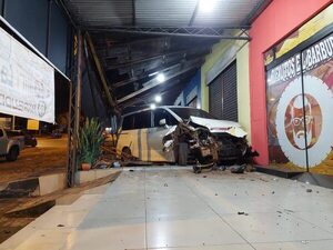 Vehículo choca contra comercio y conductor queda detenido por agresión y resistencia - ABC en el Este - ABC Color