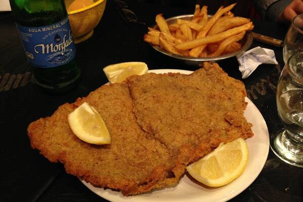 Milanesa “a la pala”; a invención de albañiles de Córdoba que recorre el mundo