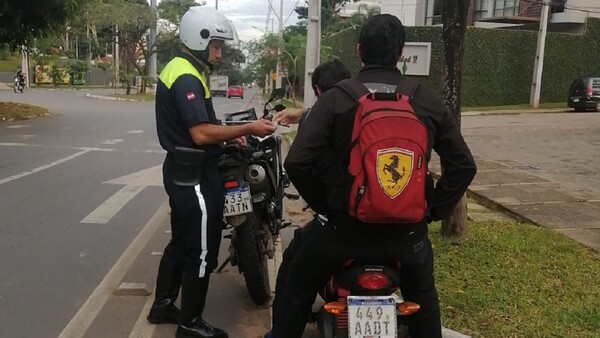 “No hay perdón para nadie”: PMT sale en busca de motociclistas sin cascos y amenaza a políticos