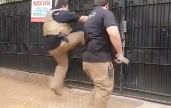 (VIDEO) Se hace viral la singular manera de que los agentes de la Senad intentan abrir un portón