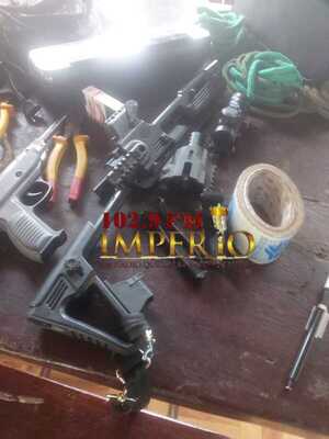 Policía allanó dos viviendas en la colonia Santa Clara por un hecho de robo agravado - Radio Imperio