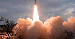 La Nación / Kim Jong-un prueba su arsenal y lanza un misil balístico de largo alcance