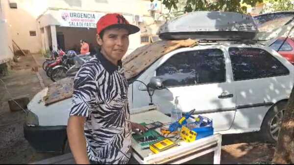 Montó taller de celulares en hospital para cubrir gastos hospitalarios de su hija