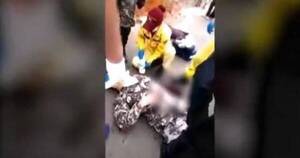 La Nación / Ómnibus atropelló a dos agentes del grupo Lince en Asunción