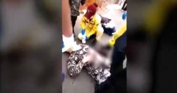 La Nación / Ómnibus atropelló a dos agentes del grupo Lince en Asunción