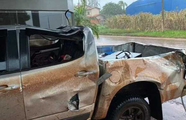 Columna cae sobre camioneta