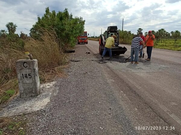 Sigue bacheo de la ruta Concepción-Vallemí, pero piden acelerar los trabajos - Economía - ABC Color