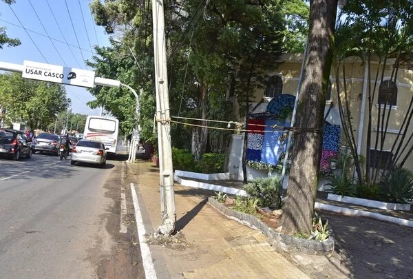 Columna de Ande pende de una soga y es un peligro para automovilistas y peatones - Nacionales - ABC Color