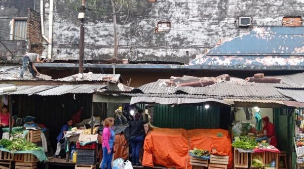 Ráfaga de viento derriba estructura de un comercial en el Mercado de San Lorenzano - Nacionales - ABC Color