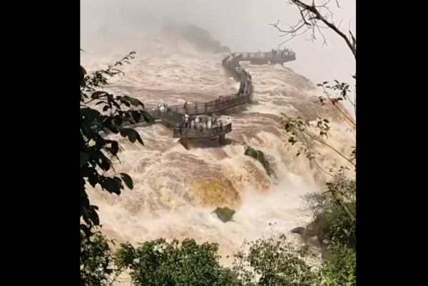 (VIDEO) Tras lluvias intensas en el Brasil y por precaución cerraron parte de las Cataratas
