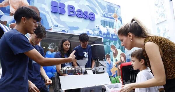 La Nación / Estudiantes de Arambé se lucen con máquina extrusora que crearon