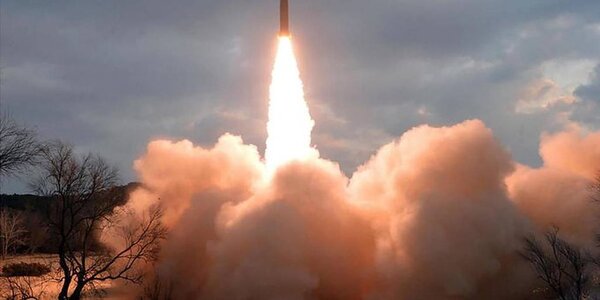 Kim Jong-un prueba su arsenal y lanza un misil balístico de largo alcance