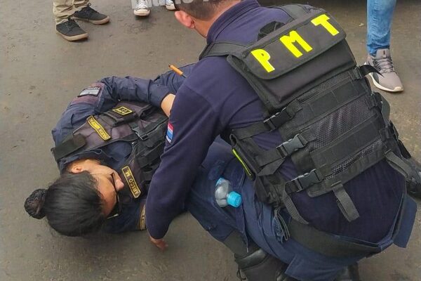 Camioneta embiste a un agente de la Policía de Tránsito de Ciudad del Este – Diario TNPRESS