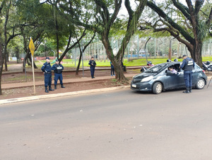 Policía madrugó ayer para tratar de contrarrestar asaltos y despojos en CDE - La Clave