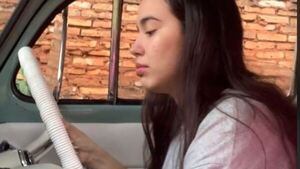Enseñó a su hija a manejar y se volvió viral en las redes sociales
