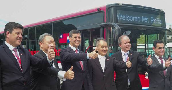 La Nación / Santiago Peña visita empresa taiwanesa de buses eléctricos