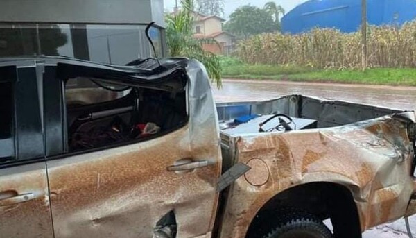 Diario HOY | Columna de la Ande cayó sobre un vehículo durante la tormenta