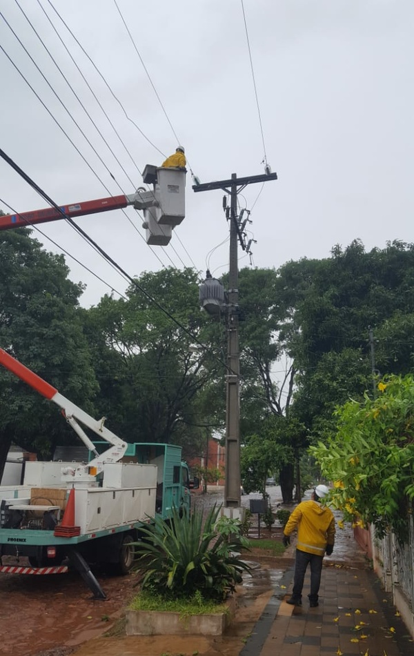 TEMPORAL DEJÓ A VARIOS BARRIOS PERIFÉRICOS DE ENCARNACIÓN A OSCURAS