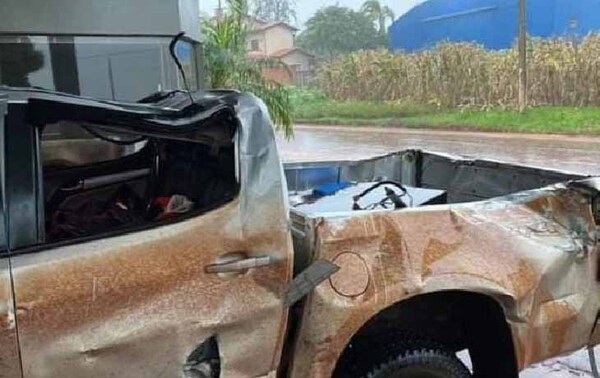 Columna de la ANDE cayó sobre un vehículo durante la tormenta en Alto Paraná – Prensa 5