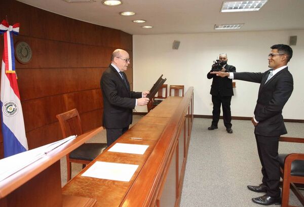 Presidente Diesel tomó juramento a naturalizado