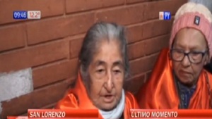 Mercado San Lorenzo: Vendedoras de la tercera de edad desalojadas se encadenaron - Noticias Paraguay