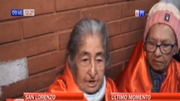 Mercado San Lorenzo: Vendedoras de la tercera de edad desalojadas se encadenaron - Noticias Paraguay